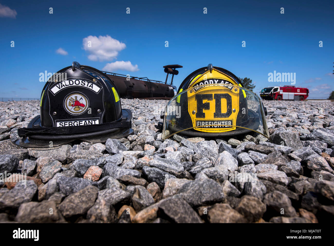 Casques reste sur le terrain à la suite de tir réel, le 25 avril 2018, à Moody Air Force Base, Ga. Les pompiers du 23e Escadron de génie civil et de Valdosta Fire Department a participé à la formation d'acquérir plus d'expérience la lutte contre les incendies d'aéronefs et de travailler ensemble comme une équipe homogène tout en pratiquant des techniques de lutte contre les incendies appropriée et sûre. (U.S. Air Force photo par un membre de la 1re classe Eugene Oliver) Banque D'Images