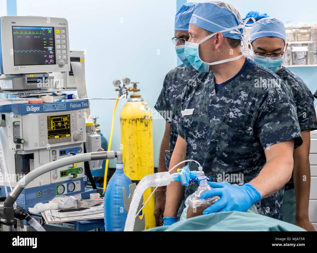 180430-N-RM689-0039 Trincomalee, Sri Lanka (30 avril 2018) personnel chirurgical affectés à la commande de transport maritime militaire navire-hôpital USNS Mercy (T-AH 19) pour le Partenariat du Pacifique 2018 (PP18) et Sri-lankais les professionnels de l'administration de l'anesthésie pendant un fémur distal réduction ouverte d'une fixation interne à bord de la chirurgie au cours de la miséricorde mission Sri Lanka s'arrêter. PP18's mission est de travailler ensemble avec l'hôte et les pays partenaires à améliorer l'interopérabilité régionale et de capacités de réaction aux catastrophes, d'accroître la stabilité et la sécurité dans la région, et de favoriser de nouvelles amitiés et durable dans toute la région indo-P Banque D'Images