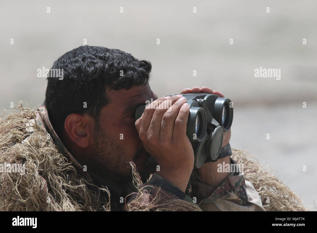 Un Cobra Strike sniper scanne l'horizon pour menaces au cours d'un exercice de tir réel pour les Commandos de formation pour devenir le plus récent de l'Afghanistan, l'unité d'opérations spéciales du 6e Kandak grève Cobra. Le Cobra Strike Commandos mené un exercice de tir réel près de Kaboul, Afghanistan, le 30 avril 2018. La 6ème CSK est la première de 7 CSKs et fournit un nouveau niveau de mobilité et puissance de feu pour les commandos. Banque D'Images