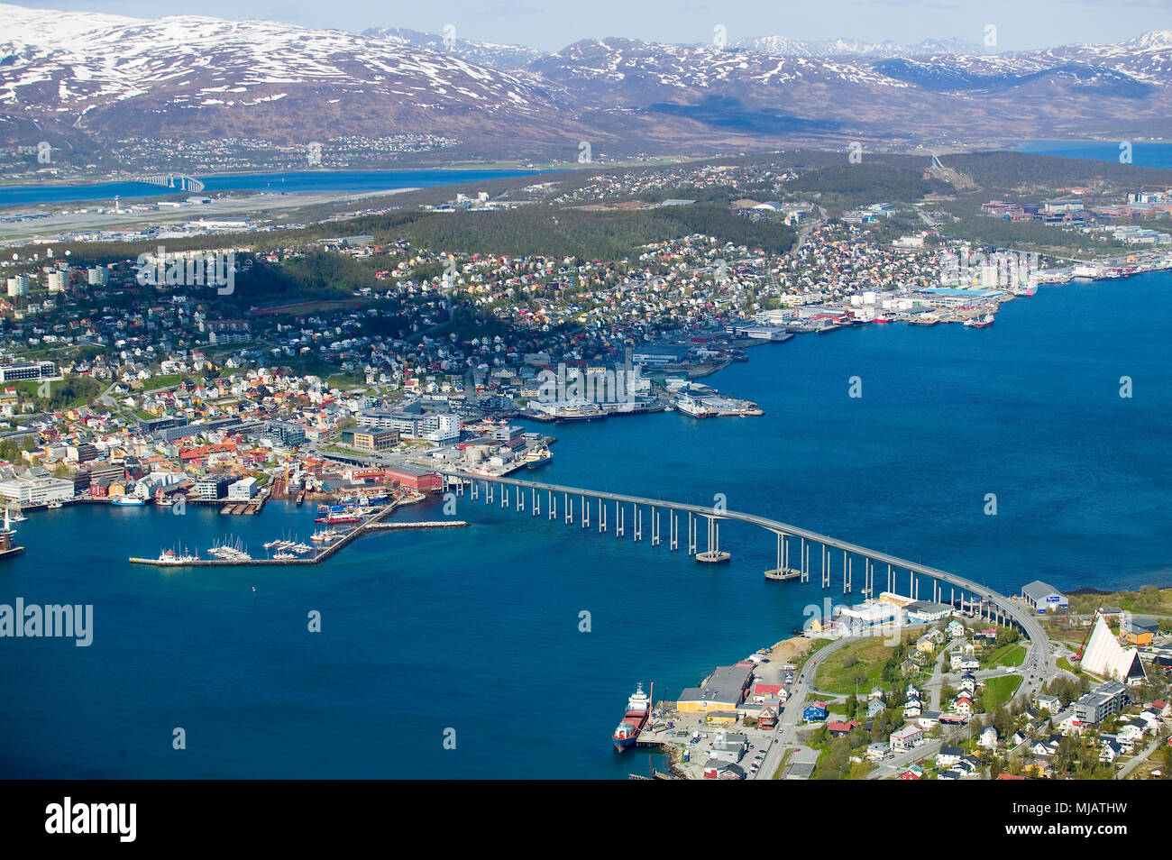 Vue spectaculaire sur le fjord de Tromsoe et de Tromsoe au début du printemps, au nord de la Norvège, en Scandinavie et en Europe Banque D'Images