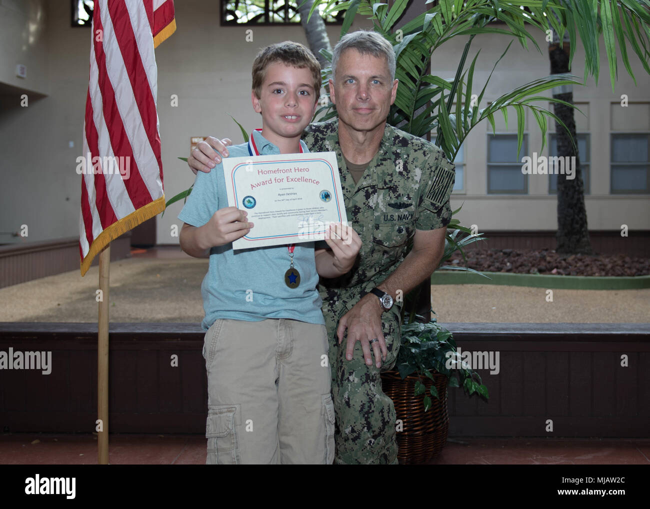 180426-N-E356-0037 PEARL HARBOR (avr. 26, 2018) - UN HÉROS DE Homefront destinataire reçoit un certificat du Capitaine Jeff Bernard, commandant de la base militaire à un Harbor-Hickam Pearl and Family Support Center at Joint Base Harbor-Hickam Pearl. Le front intérieur Hero Award a été créé dans un soutien de mois de l'enfant militaire. (U.S. Photo par marine Spécialiste de la communication de masse de la classe 3ème Jessica O. Blackwell) Banque D'Images