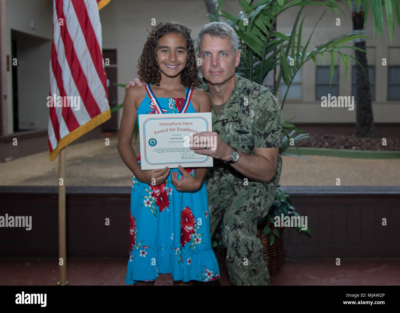 180426-N-E356-0050 PEARL HARBOR (avr. 26, 2018) Un héros de Homefront destinataire reçoit un certificat du Capitaine Jeff Bernard, commandant de la base militaire à un Harbor-Hickam Pearl and Family Support Center at Joint Base Harbor-Hickam Pearl. Le front intérieur Hero Award a été créé dans un soutien de mois de l'enfant militaire. (U.S. Photo par marine Spécialiste de la communication de masse de la classe 3ème Jessica O. Blackwell) Banque D'Images