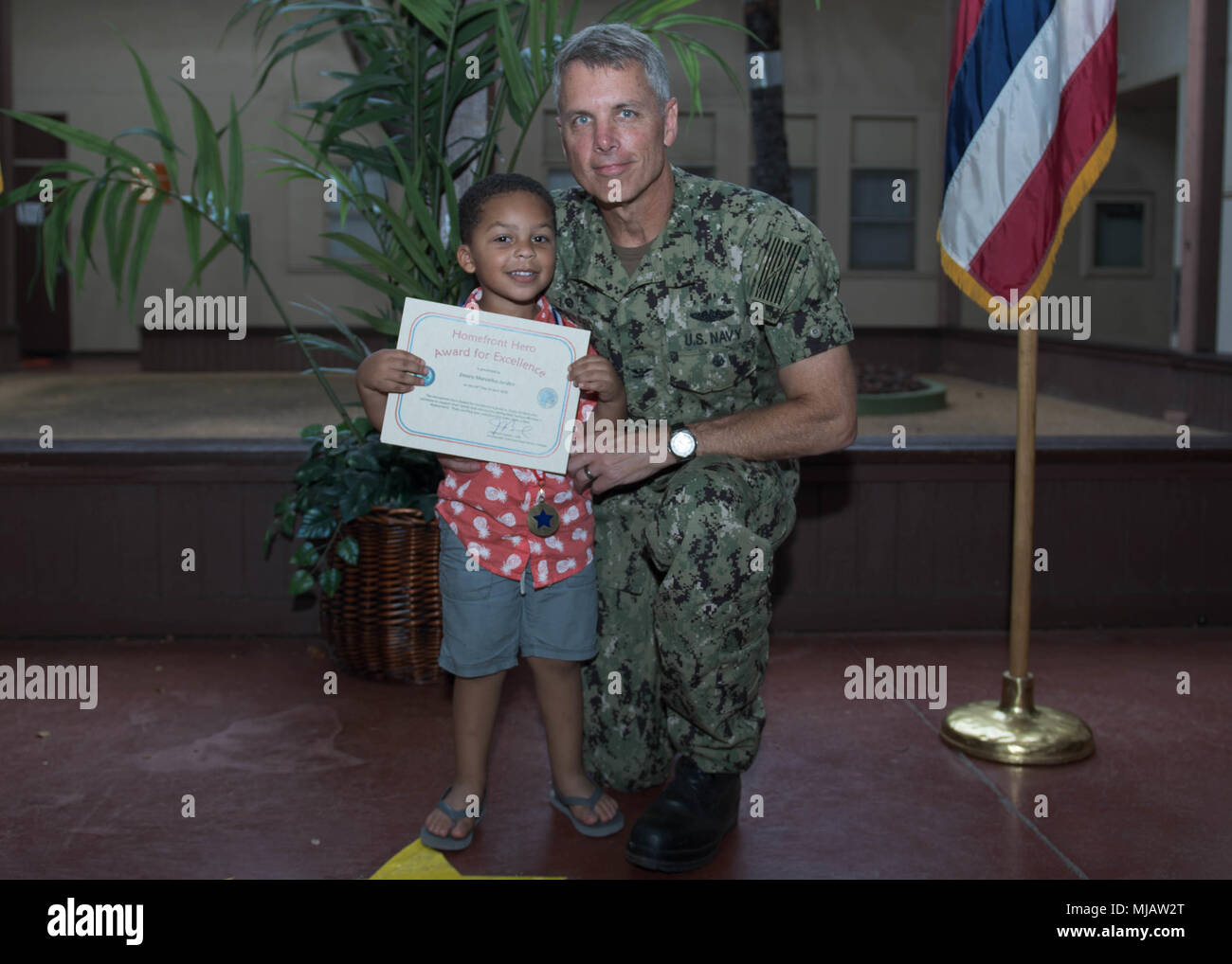 180426-N-E356-0059 PEARL HARBOR (avr. 26, 2018) - UN HÉROS DE Homefront destinataire reçoit un certificat du Capitaine Jeff Bernard, commandant de la base militaire à un Harbor-Hickam Pearl and Family Support Center at Joint Base Harbor-Hickam Pearl. Le front intérieur Hero Award a été créé dans un soutien de mois de l'enfant militaire. (U.S. Photo par marine Spécialiste de la communication de masse de la classe 3ème Jessica O. Blackwell) Banque D'Images