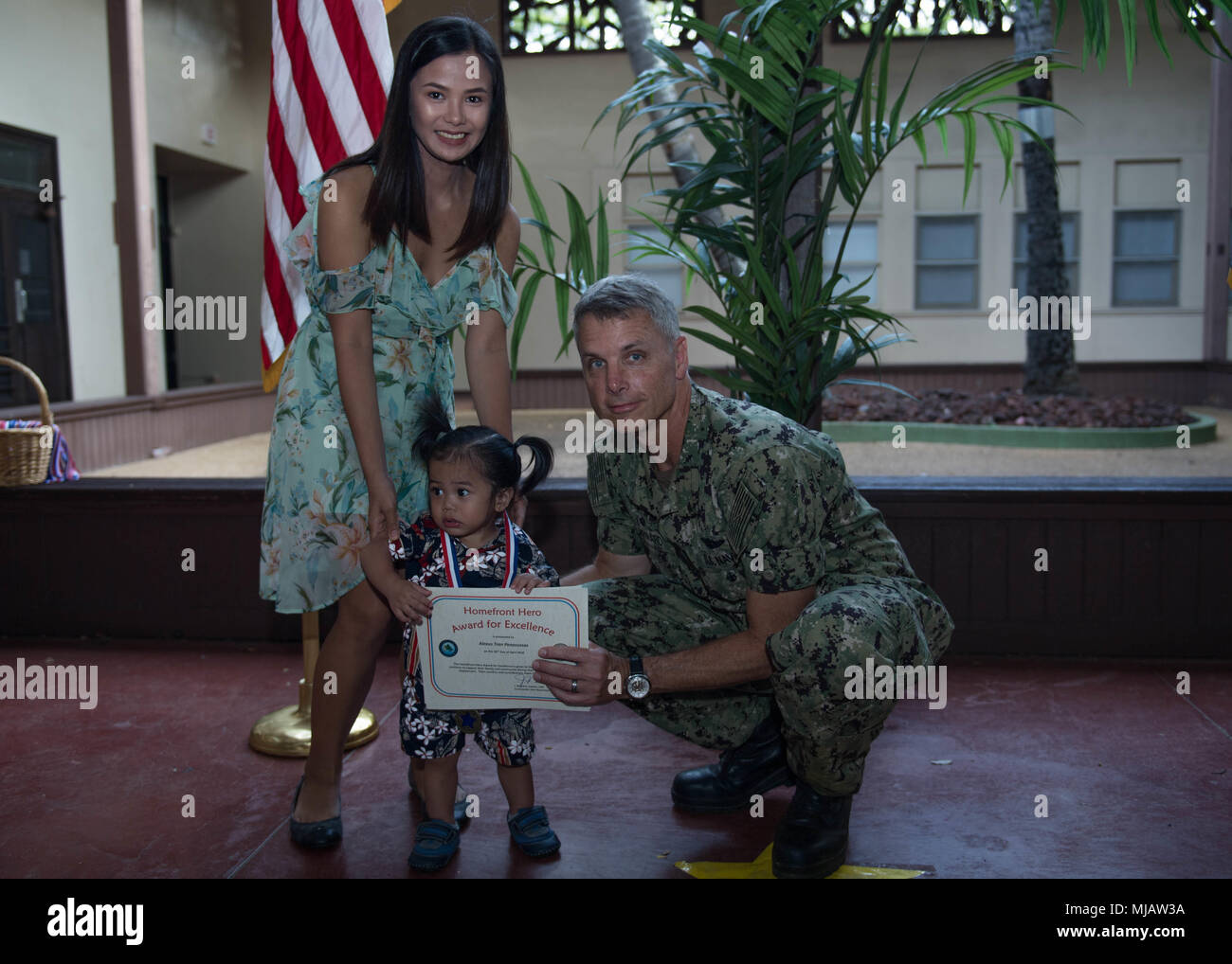 180426-N-E356-0079 PEARL HARBOR (avr. 26, 2018) - UN HÉROS DE Homefront destinataire reçoit un certificat du Capitaine Jeff Bernard, commandant de la base militaire à un Harbor-Hickam Pearl and Family Support Center at Joint Base Harbor-Hickam Pearl. Le front intérieur Hero Award a été créé dans un soutien de mois de l'enfant militaire. (U.S. Photo par marine Spécialiste de la communication de masse de la classe 3ème Jessica O. Blackwell) Banque D'Images