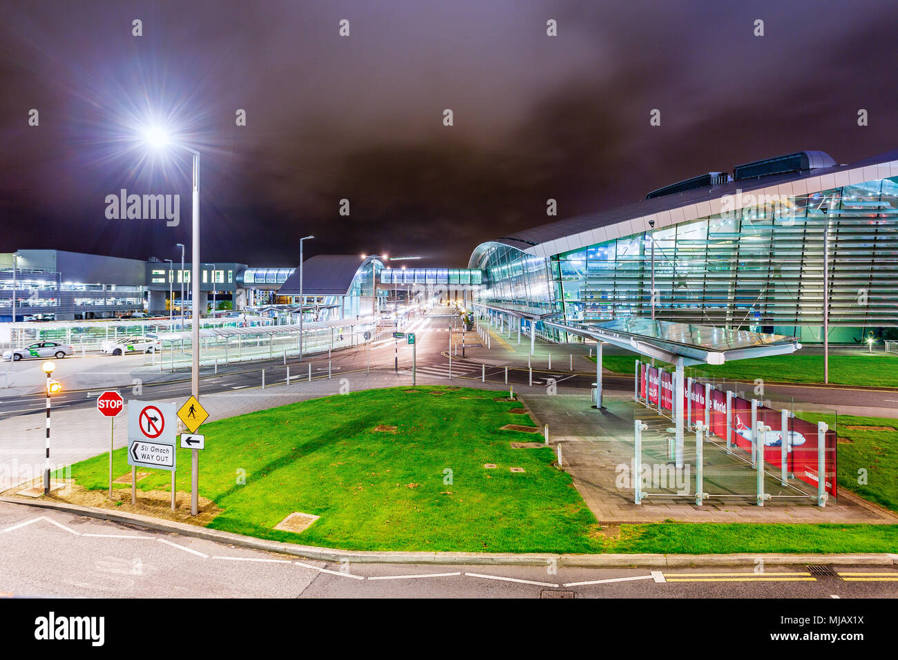 L'aéroport de Dublin, le Terminal 2, de l'Irlande. Longue exposition. La photographie de nuit. Banque D'Images