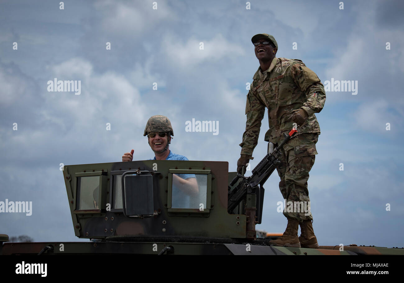 M. David Nesbett, un leader civique, à gauche, et le sergent-chef de l'US Air Force. Che Bain, sourire après le tournage d'une mitrailleuse légère lors d'un tour leader civique à Andersen Air Force Base, Guam, le 28 avril 2018. Air Force les dirigeants municipaux sont des conseillers, d'informateurs clés et des défenseurs de questions, qui ont à fournir, en temps opportun, des informations locales sur les sujets d'Air Force et l'intérêt de la communauté, en particulier des sujets qui ont des applications particulières dans un local du leader civique. Bain est une 736e Escadron des Forces de sécurité surintendant. (U.S. Photo de l'Armée de l'air par le sergent. Alexander Banque D'Images