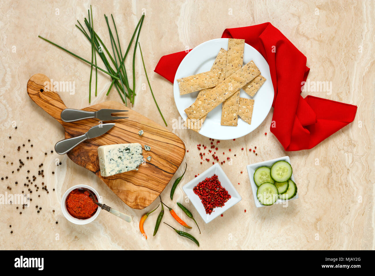 Fromage cracker snack avec tomates séchées, fromage gorgonzola bleu danois et concombre Banque D'Images