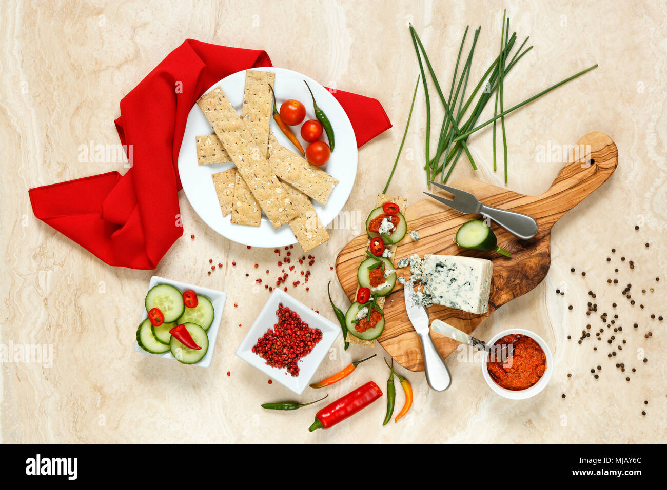 Fromage cracker snack avec tomates séchées, fromage bleu danois et concombre Banque D'Images