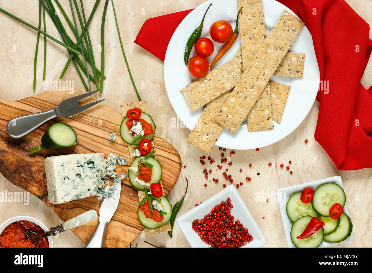 Fromage cracker snack avec tomates séchées, fromage bleu danois et concombre Banque D'Images