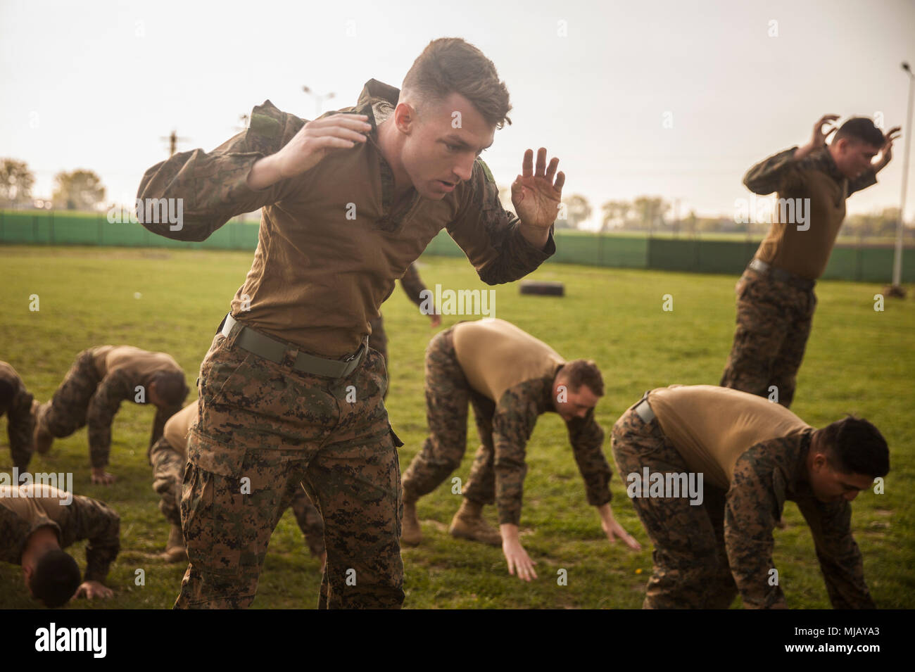 Les Marines américains avec la Force de rotation de la mer Noire 18,1 exécuter burpees avant au sol après un conditionnement de six milles à bord de la randonnée de la Base Aérienne de Mihail Kogalniceanu, la Roumanie, le 27 avril 2018. Randonnées alors que grevé par une charge lourde est une capacité marines ont besoin pour maintenir la forme physique et la préparation au combat. (U.S. Marine Corps photo par le Sgt. Victor A. Mancilla) Banque D'Images