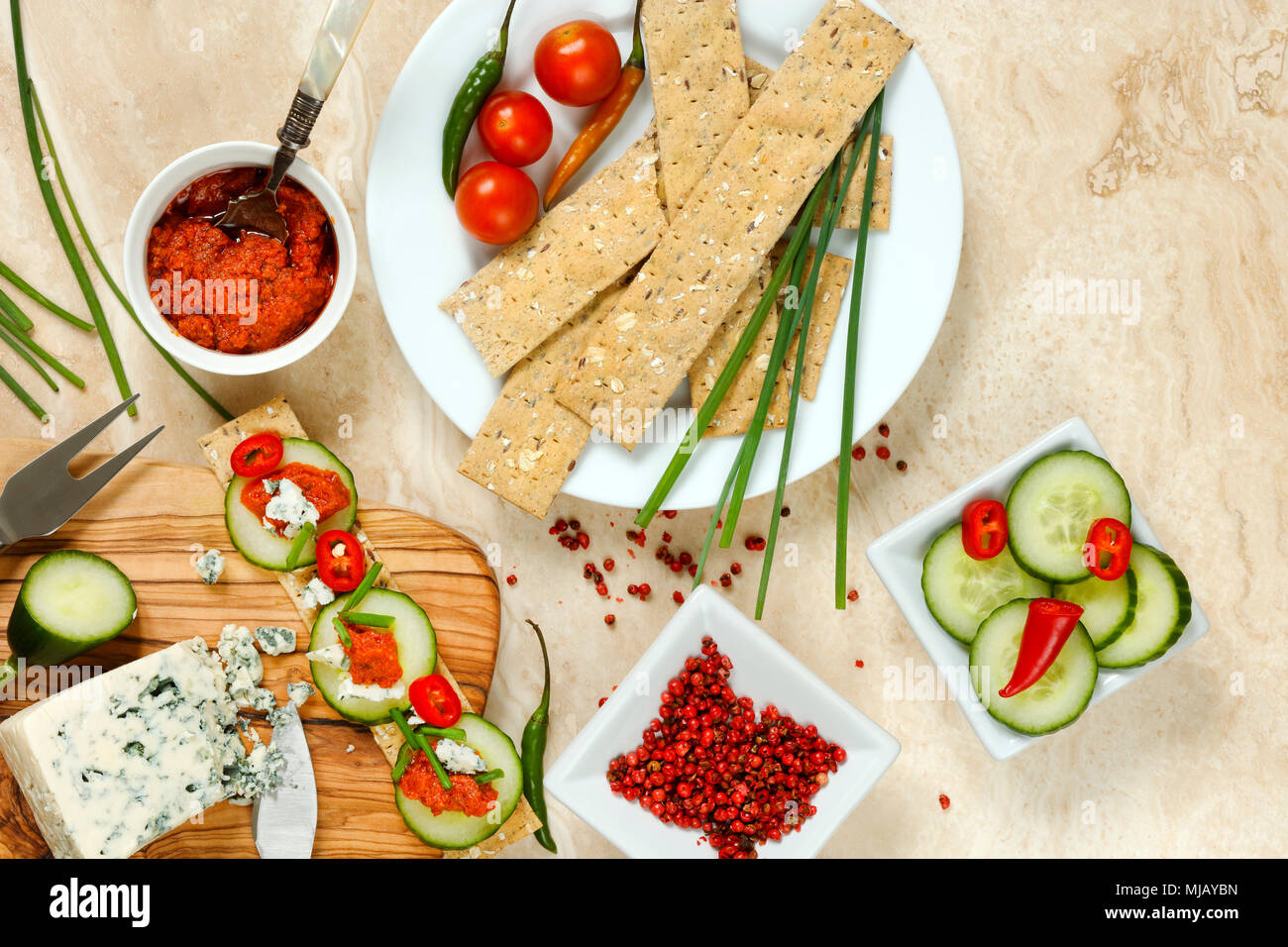 Fromage cracker snack avec tomates séchées, fromage bleu danois et concombre Banque D'Images