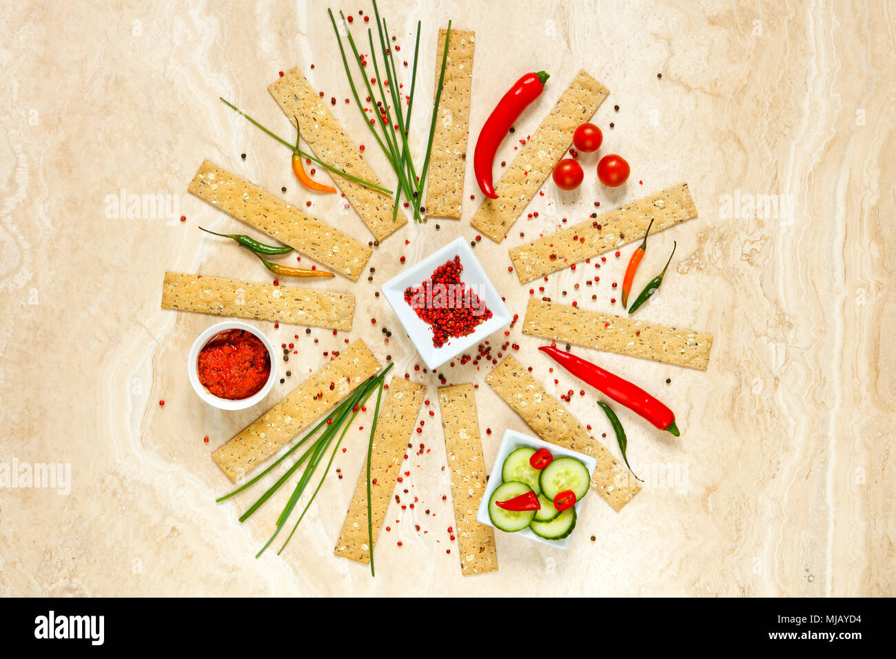 Fromage cracker snack avec tomates séchées, fromage bleu danois et concombre - copy space Banque D'Images