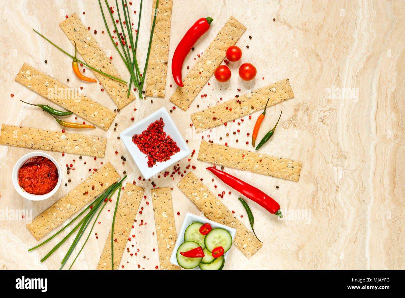 Fromage cracker snack avec tomates séchées, fromage bleu danois et concombre Banque D'Images
