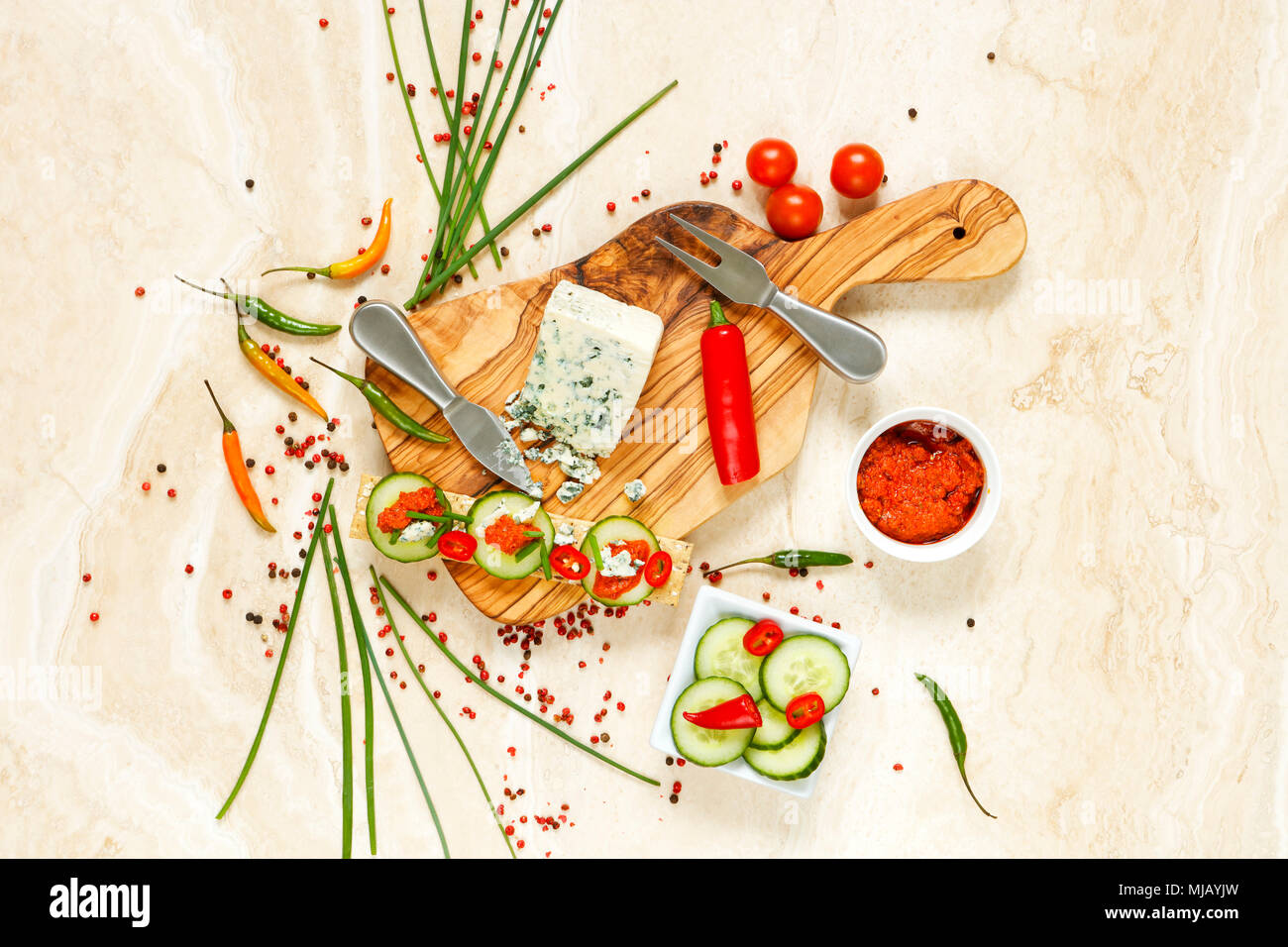 Fromage cracker snack avec tomates séchées, fromage bleu danois et concombre Banque D'Images