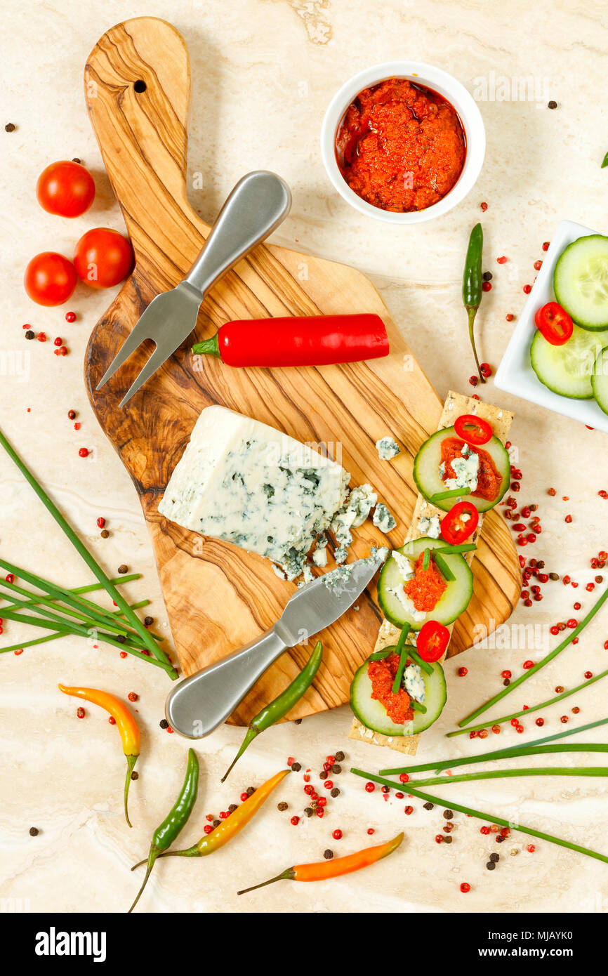 Fromage cracker snack avec tomates séchées, fromage bleu danois et concombre Banque D'Images