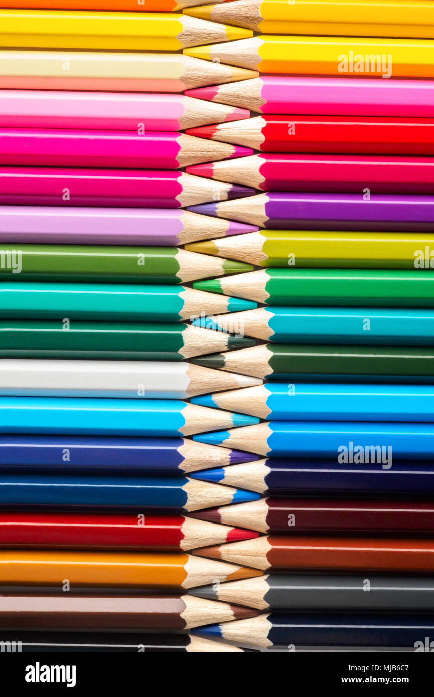 Ensemble de crayons pastels de couleur en couleur multi rangs en forme de fermeture éclair fermée et minimalisme Concept taille-crayon peinture art school l'educa Banque D'Images