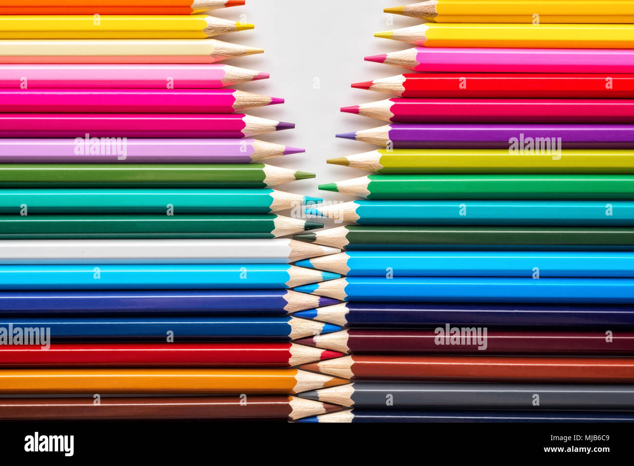 Ensemble de crayons pastels de couleur en couleur multi rangs en forme de taille-crayon et zipper minimalisme Concept peinture art school l'educati Banque D'Images