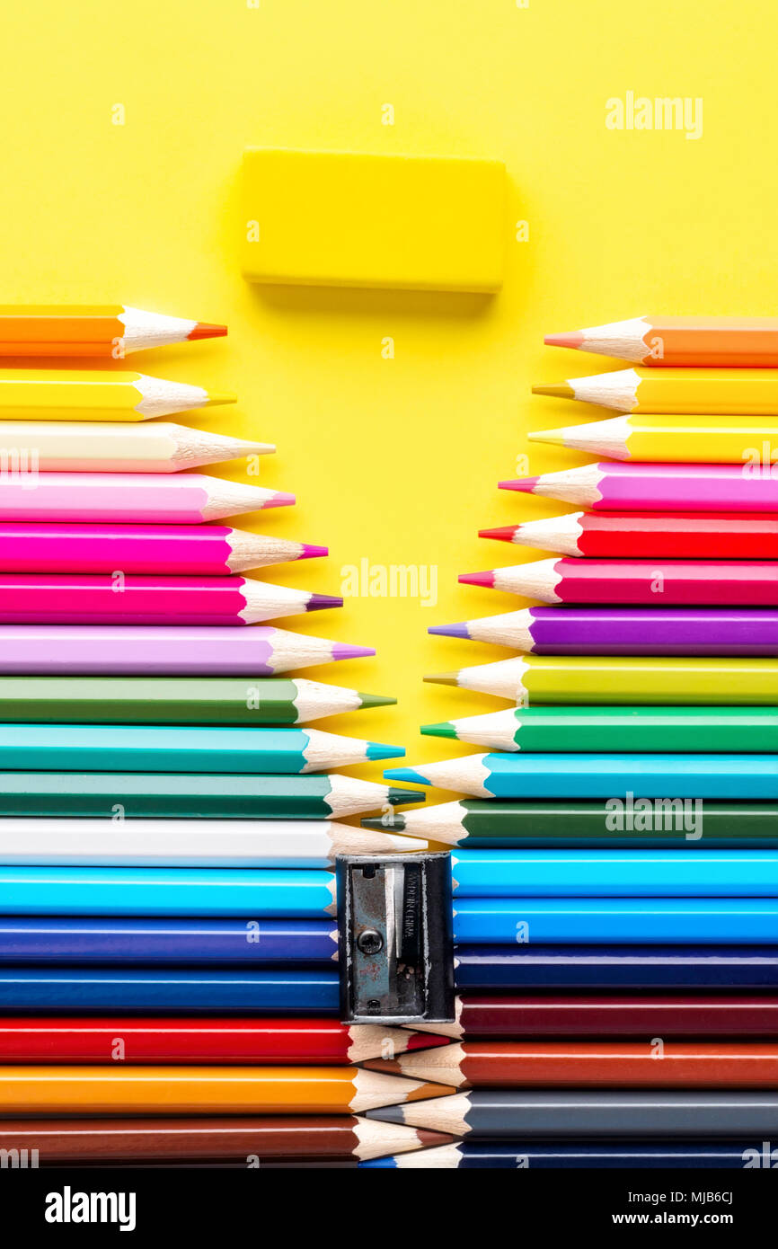 Ensemble de crayons pastels de couleur en couleur multi rangs en forme de taille-crayon et zipper minimalisme Concept peinture art school l'educati Banque D'Images