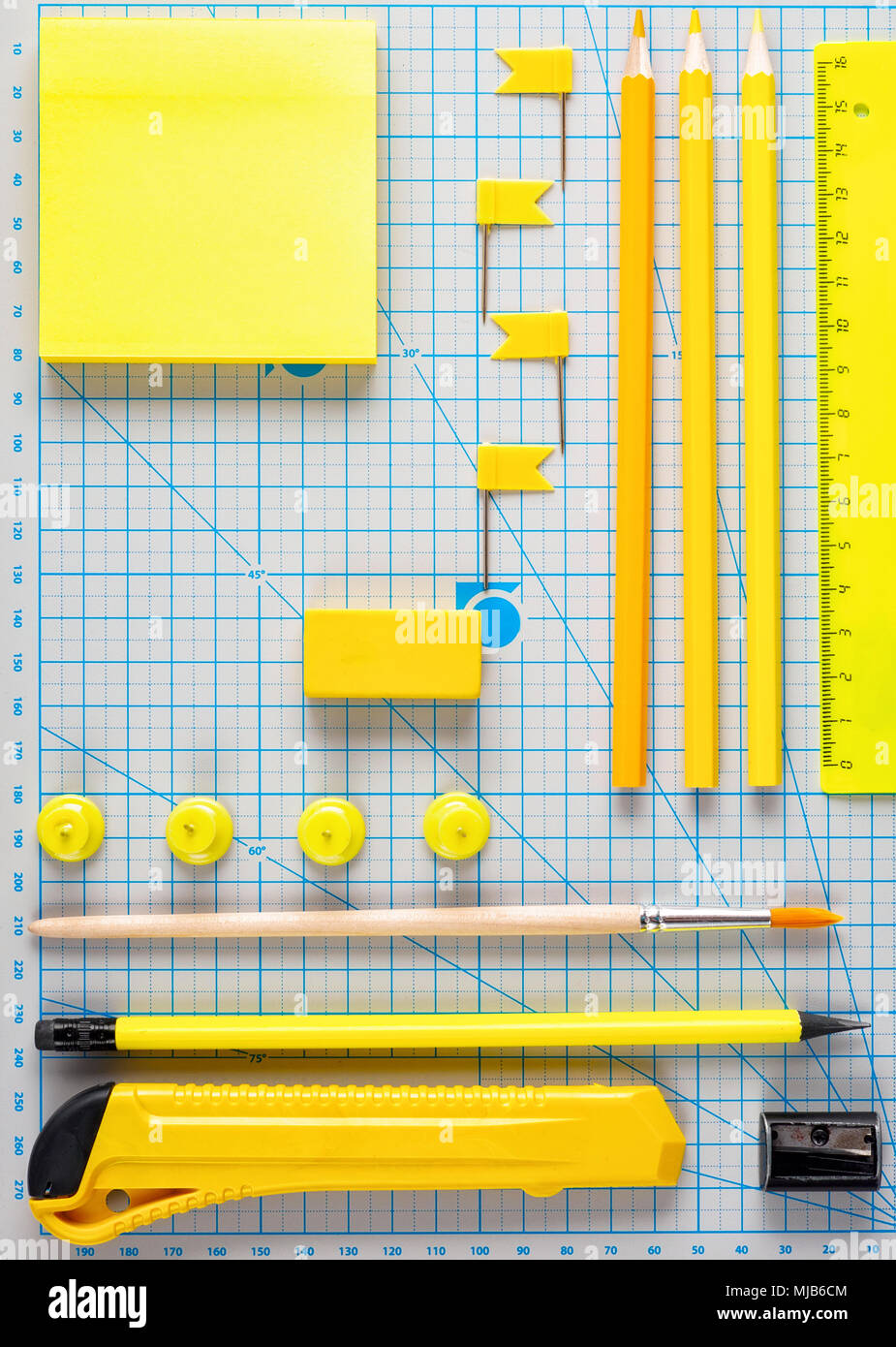 Ensemble d'accessoires pour enfants d'âge préscolaire et scolaire pour l'apprentissage de l'éducation lettre attirant sur fond de planche à dessin Retour à l'école Concept spa copie Banque D'Images