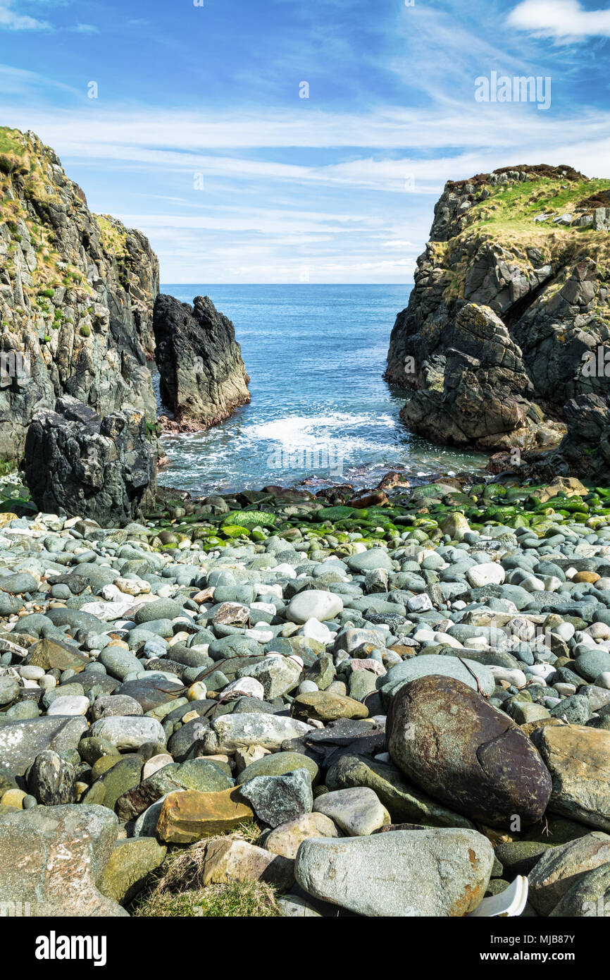 Plage en pierre entourée de rochers. Cette photo a été prise près de Culdaff pier à Donegal en Irlande. Banque D'Images