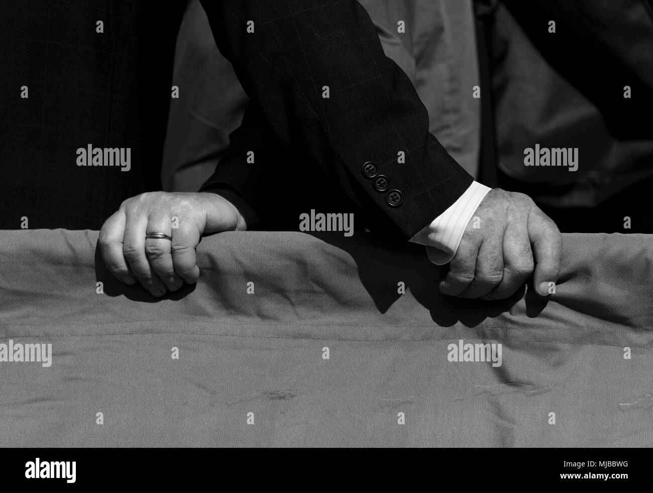 Les mains des hommes qui parlent les uns aux autres Banque D'Images