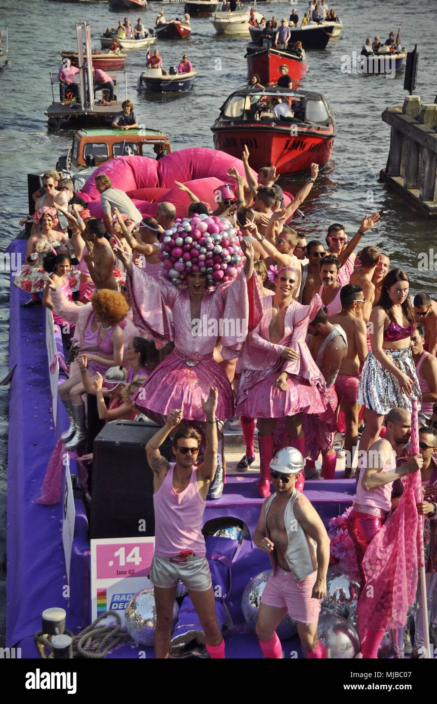 Amsterdam, Pays-Bas - 1 août 2015 : partie de personnes en costumes rose dansant sur un bateau à la traditionnelle gay pride canal cruise Banque D'Images