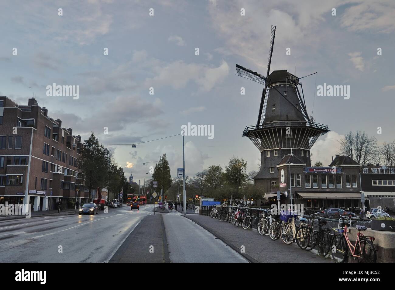 Amsterdam, Pays-Bas : vue sur le Moulin de Gooyer du Zeeburgerstraat, avec parking vélos dans l'avant-plan. Banque D'Images