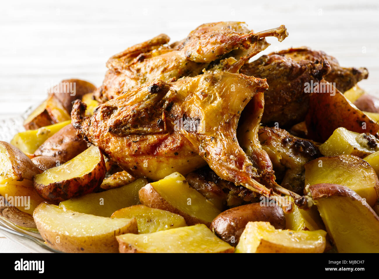 Cailles aux pommes de terre cuite à la maison sur la table Photo Stock