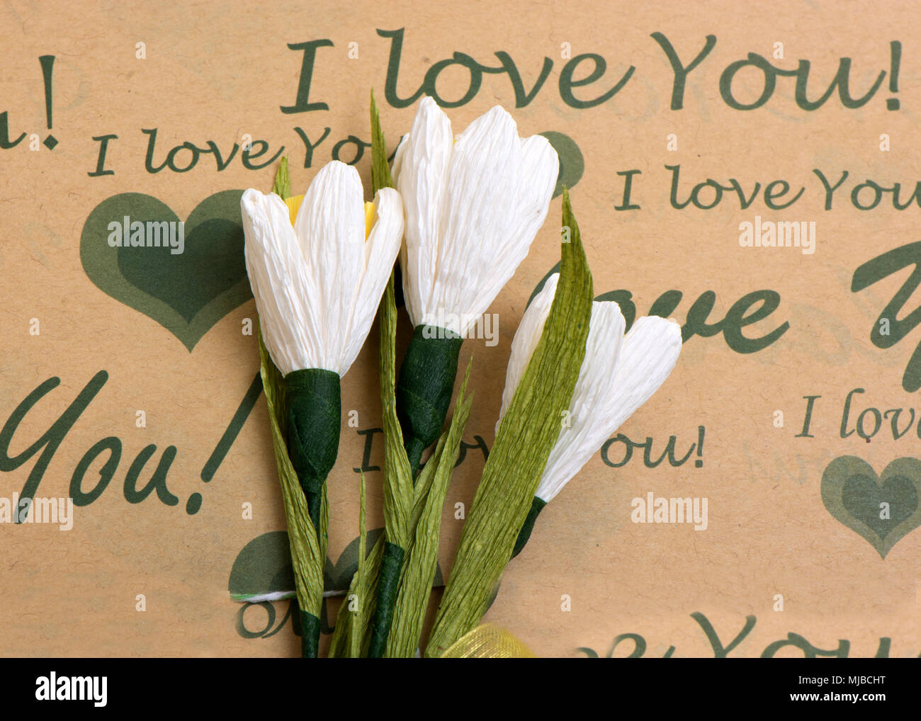 Trois tulipes contre papier kraftovy Banque D'Images