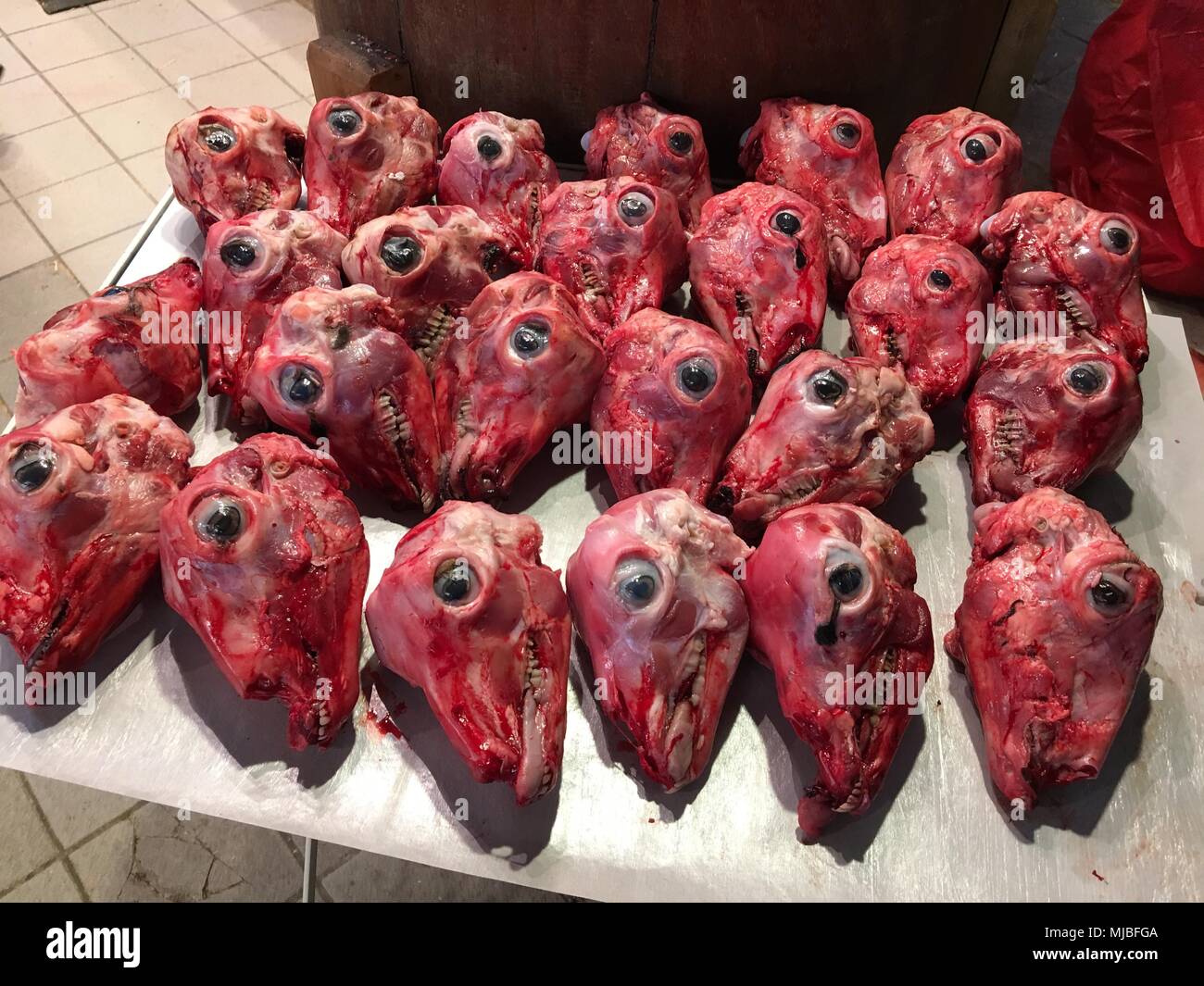 Têtes à moutons Marché Municipal Central à Athènes, Grèce Banque D'Images