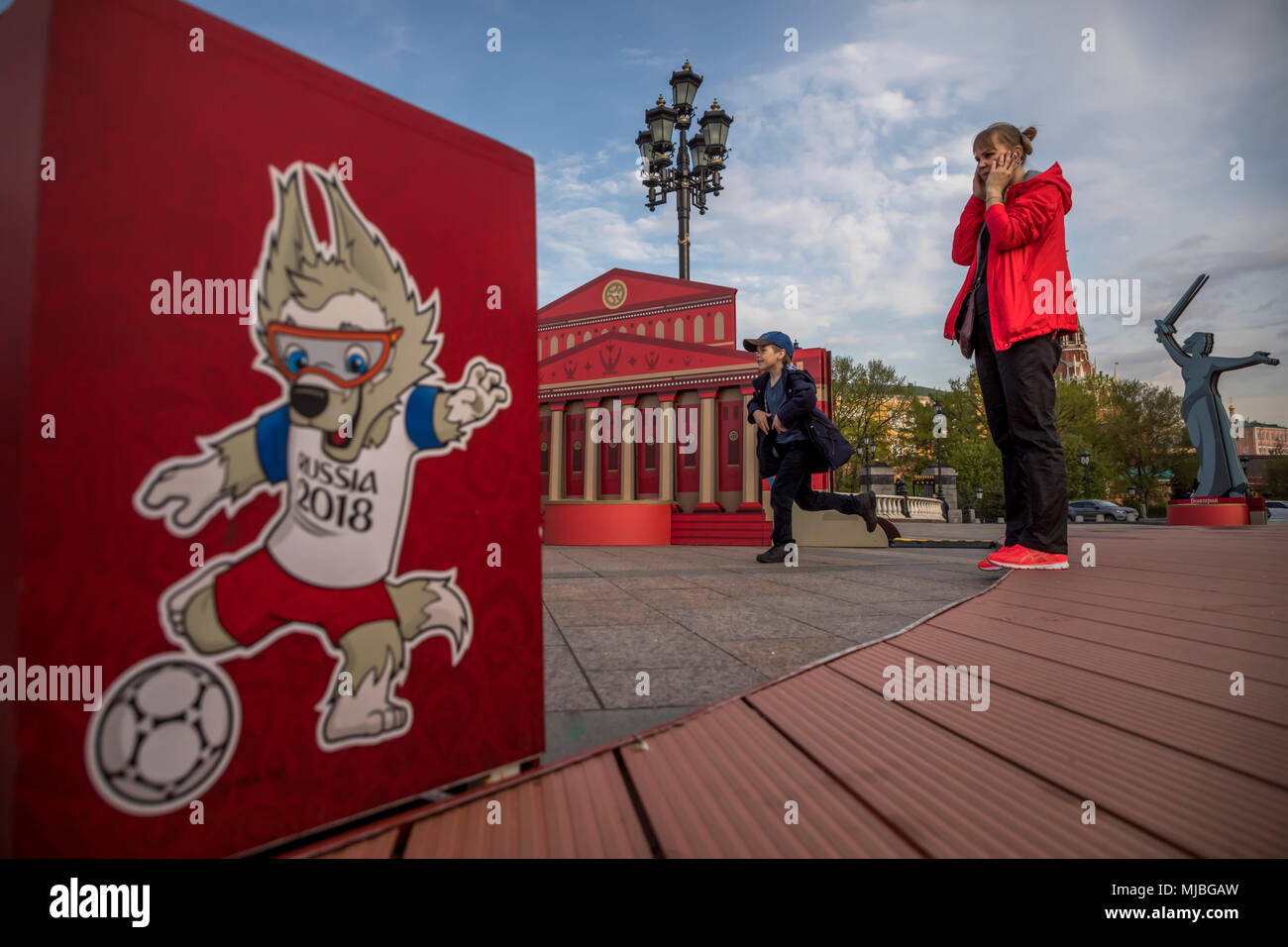 L'installation de monuments de villes participants de la Coupe du Monde 2018 sont mis en face de la salle d'exposition 'Manezh" à Moscou Banque D'Images