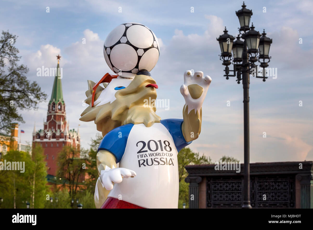 Vue rapprochée de la mascotte de la Coupe du Monde 2018, le 'Zabivaka louveteaux' est installé sur le manège, dans le centre de Moscou, Russie Banque D'Images