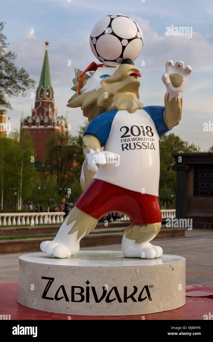Vue rapprochée de la mascotte de la Coupe du Monde 2018, le 'Zabivaka louveteaux' est installé sur le manège, dans le centre de Moscou, Russie Banque D'Images