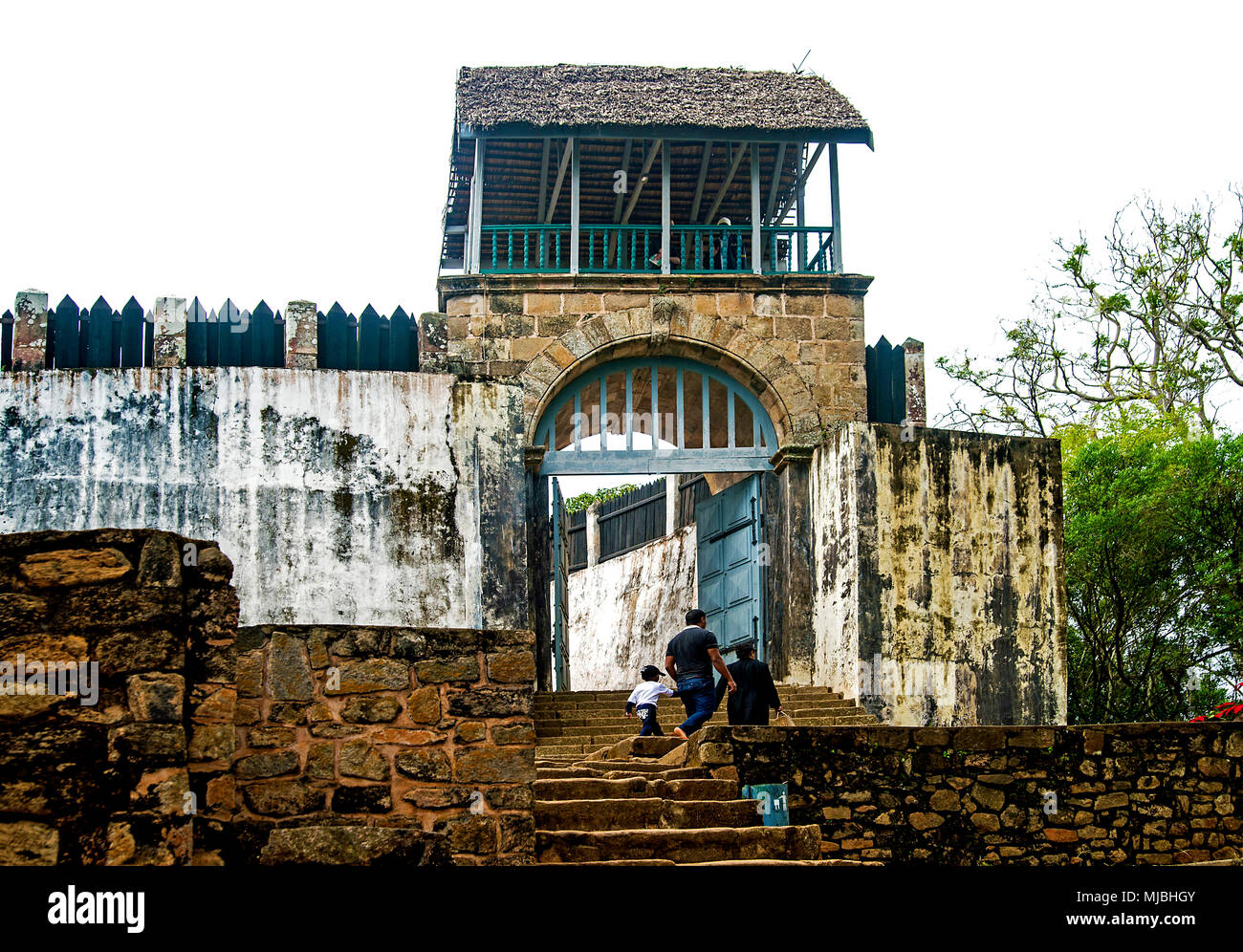 Le portail d'entrée à l'établissement royale fortifiée, rova, à la colline royale d'Ambohimanga, Blue Hill, province d'Antananarivo Avaradrano, Madagascar Banque D'Images
