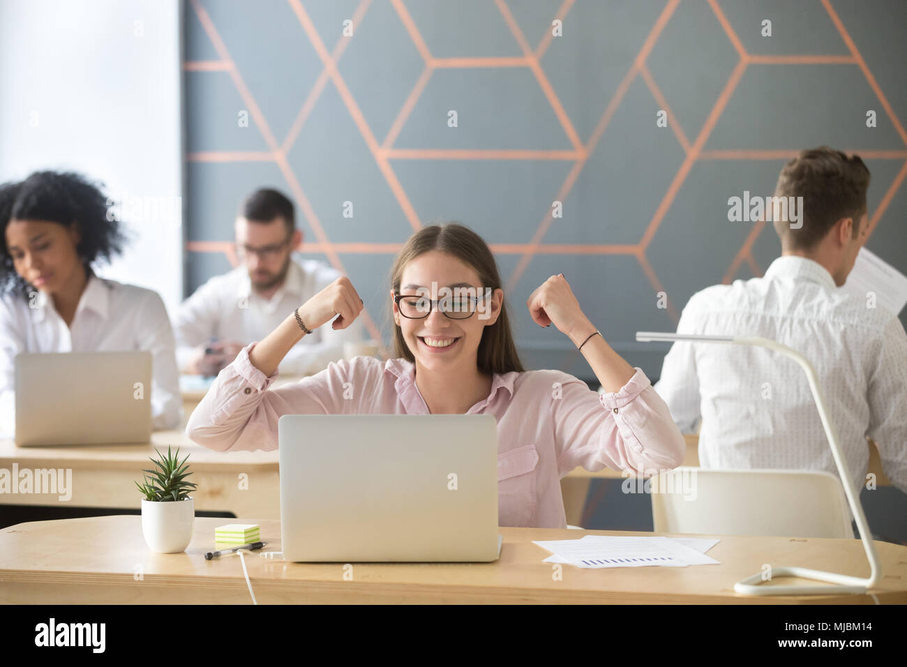 Ñelebrating employé motivé heureux bon résultat en ligne ou par e-mail Banque D'Images