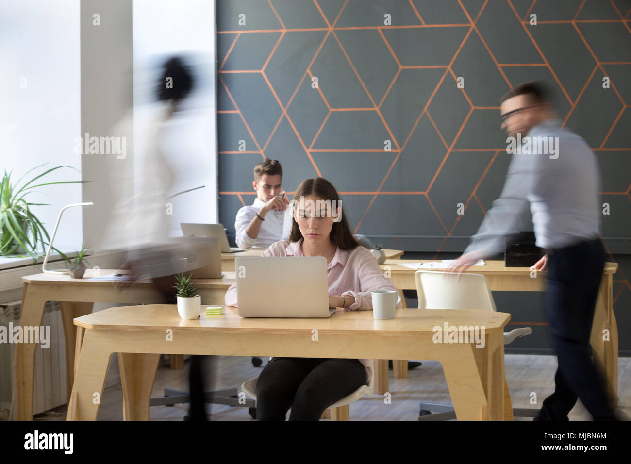 Pointe de bureau concept, les employés qui travaillent ensemble dans l'iodation universelle du coworking Banque D'Images