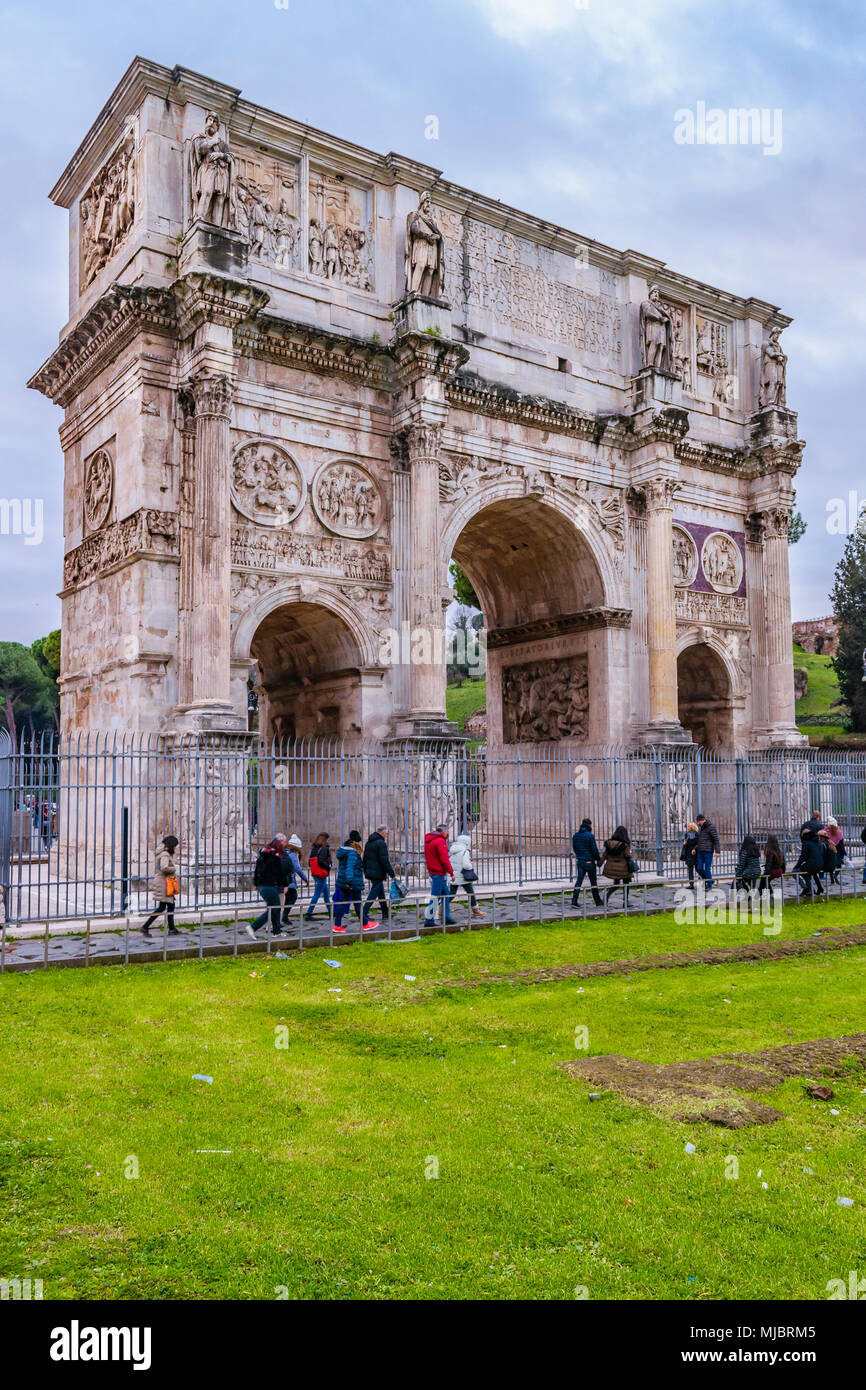 ROME, ITALIE, Décembre - 2017 - Vue en perspective de l'arc de Constantin de coliseum construction conmemoraty point de vue Banque D'Images