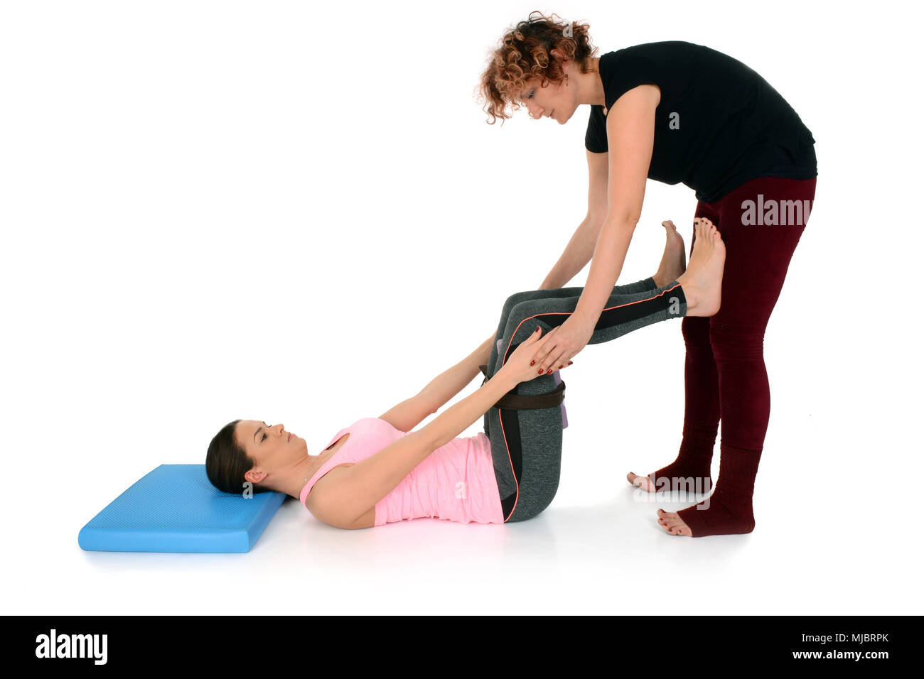 Professeur de Yoga aider jeune fille à faire du yoga Banque D'Images