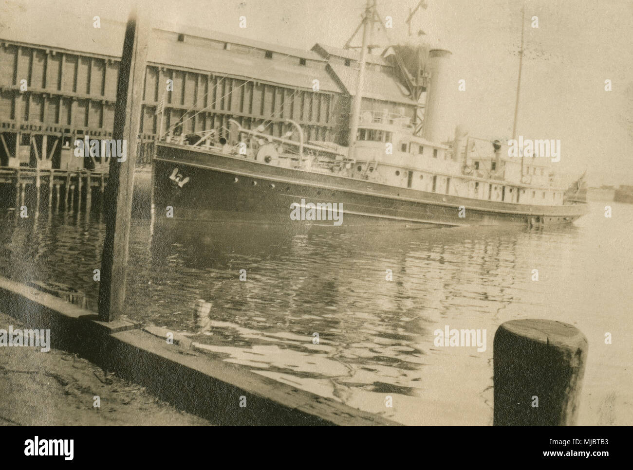 Meubles anciens c1922 photo, vue sur le câblier USCG Pequot amarré. SOURCE : tirage photographique original. Banque D'Images