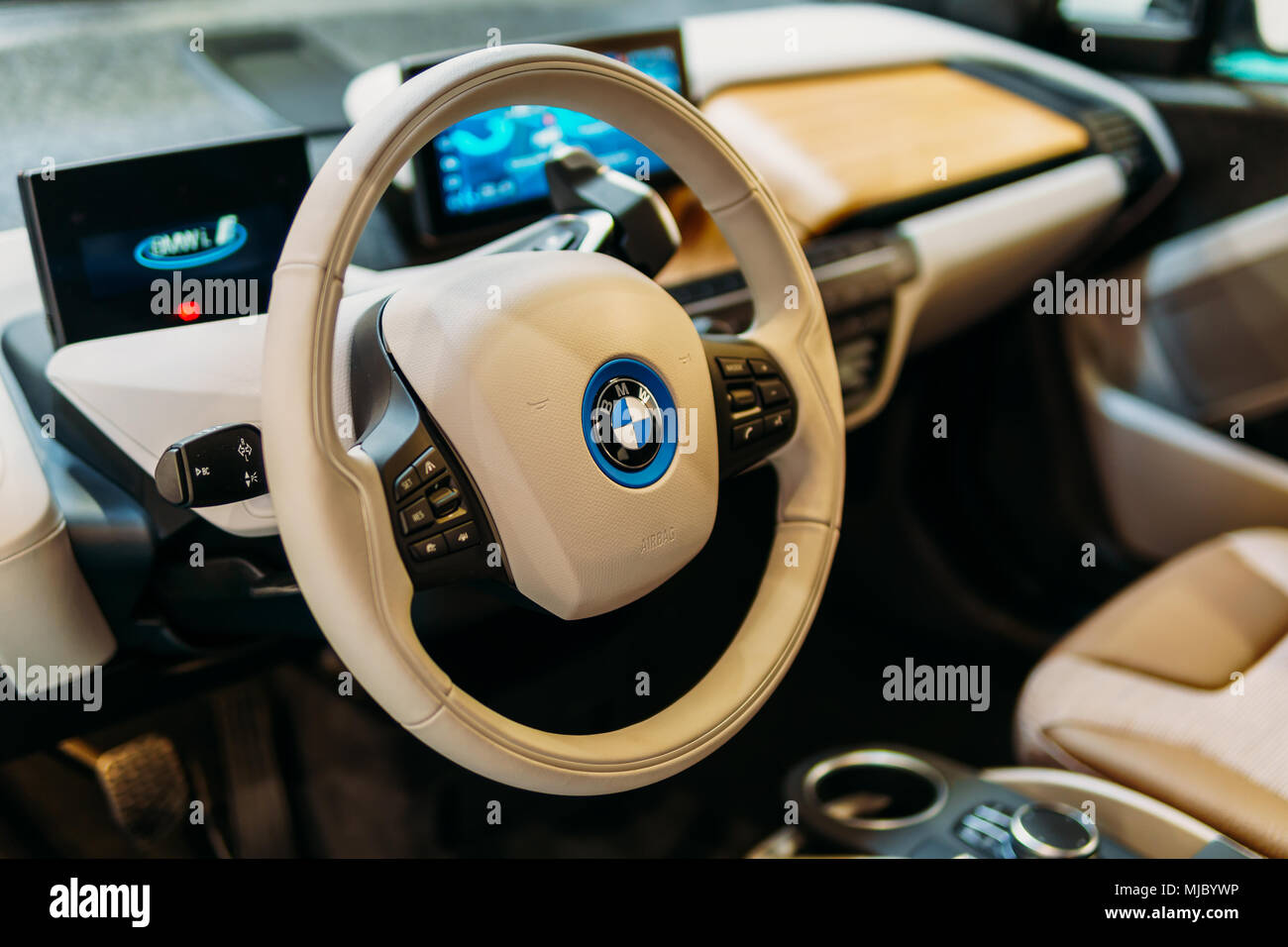 Bucarest, Roumanie - Mars 28, 2018 : voiture BMW Vue intérieure du poste de pilotage. Bayerische Motoren Werke AG, communément connu sous le nom de BMW est une moto, automobile allemand Banque D'Images