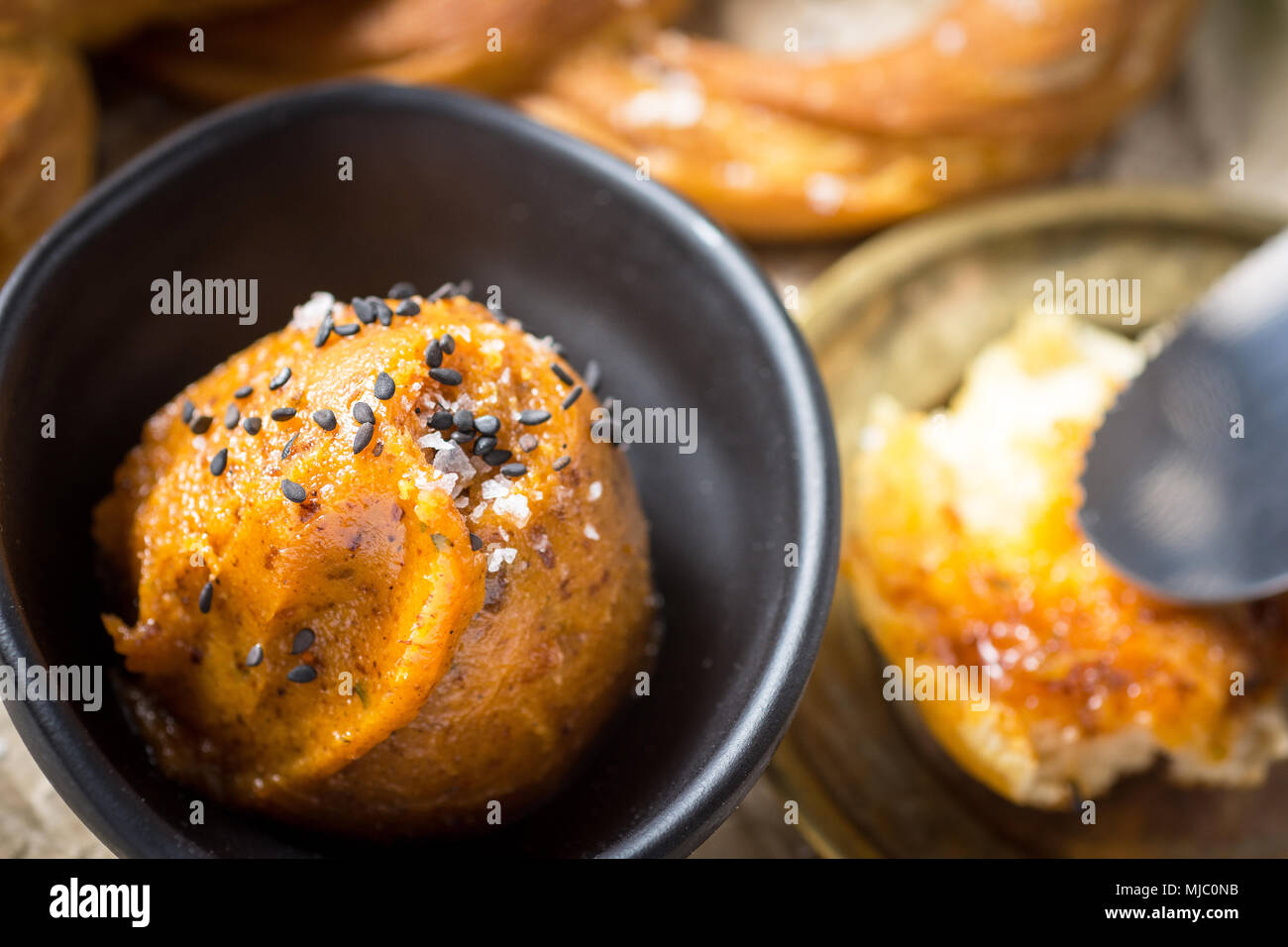 Bretzel bavarois avec des matières grasses Mangalica Propagation Banque D'Images
