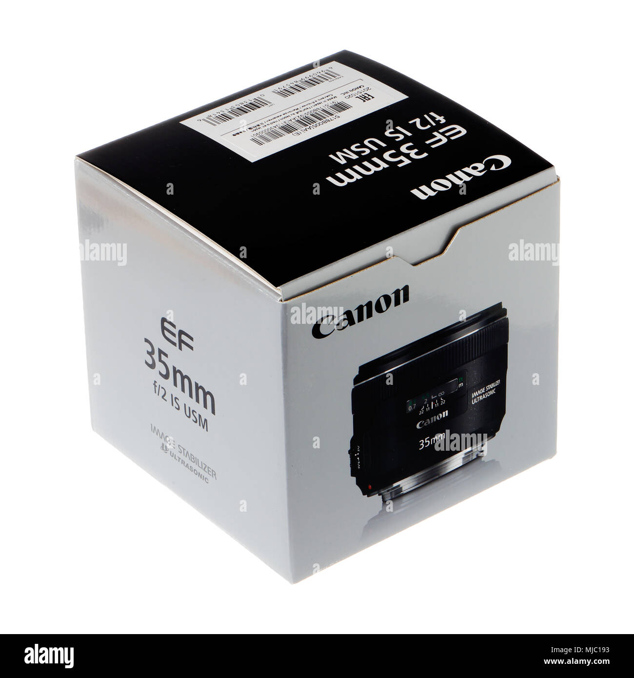 Stockholm, Suède - le 22 mars 2016 : une boîte en carton avec un Canon EF 35 mm f/2 IS USM isolé sur fond blanc. Banque D'Images