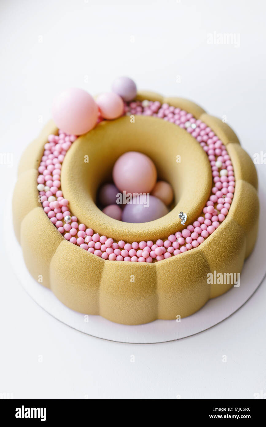 Tour De Luxe Avec Dessert Chocolat Rose Gateau D Anniversaire Mousse Jaune Multicolore Doux Avec Des Boules De Sucre Petites Boules Photo Stock Alamy Tour De Luxe Avec Dessert Chocolat Rose Gateau D Anniversaire Mousse Jaune Multicolore Doux Avec Des Boules De Sucre Petites Boules Photo Stock Alamy
