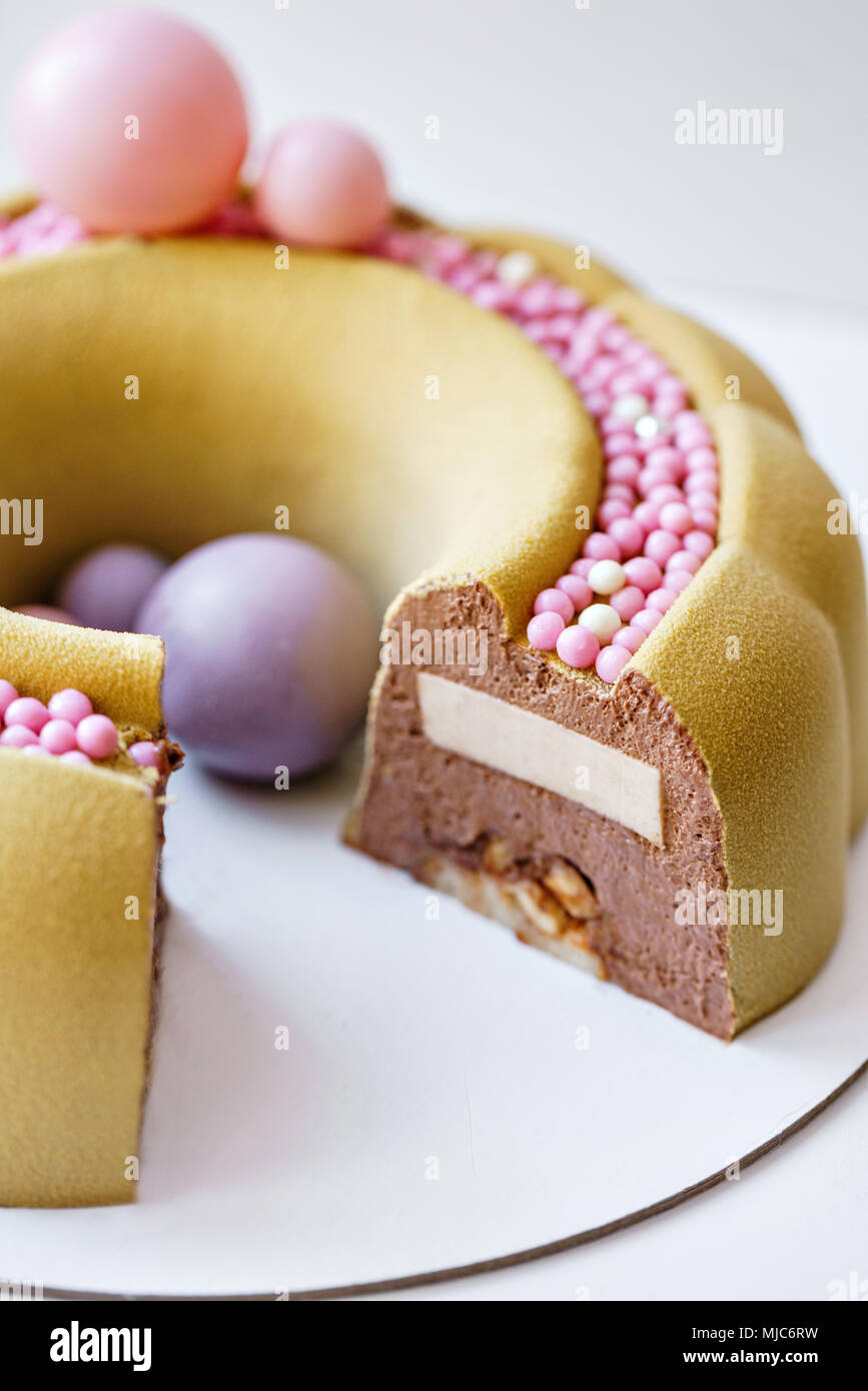 Tour De Luxe Avec Dessert Chocolat Rose Gateau D Anniversaire Mousse Jaune Multicolore Doux Avec Des Boules De Sucre Petites Boules Photo Stock Alamy Tour De Luxe Avec Dessert Chocolat Rose Gateau D Anniversaire Mousse Jaune Multicolore Doux Avec Des Boules De Sucre Petites Boules Photo Stock Alamy