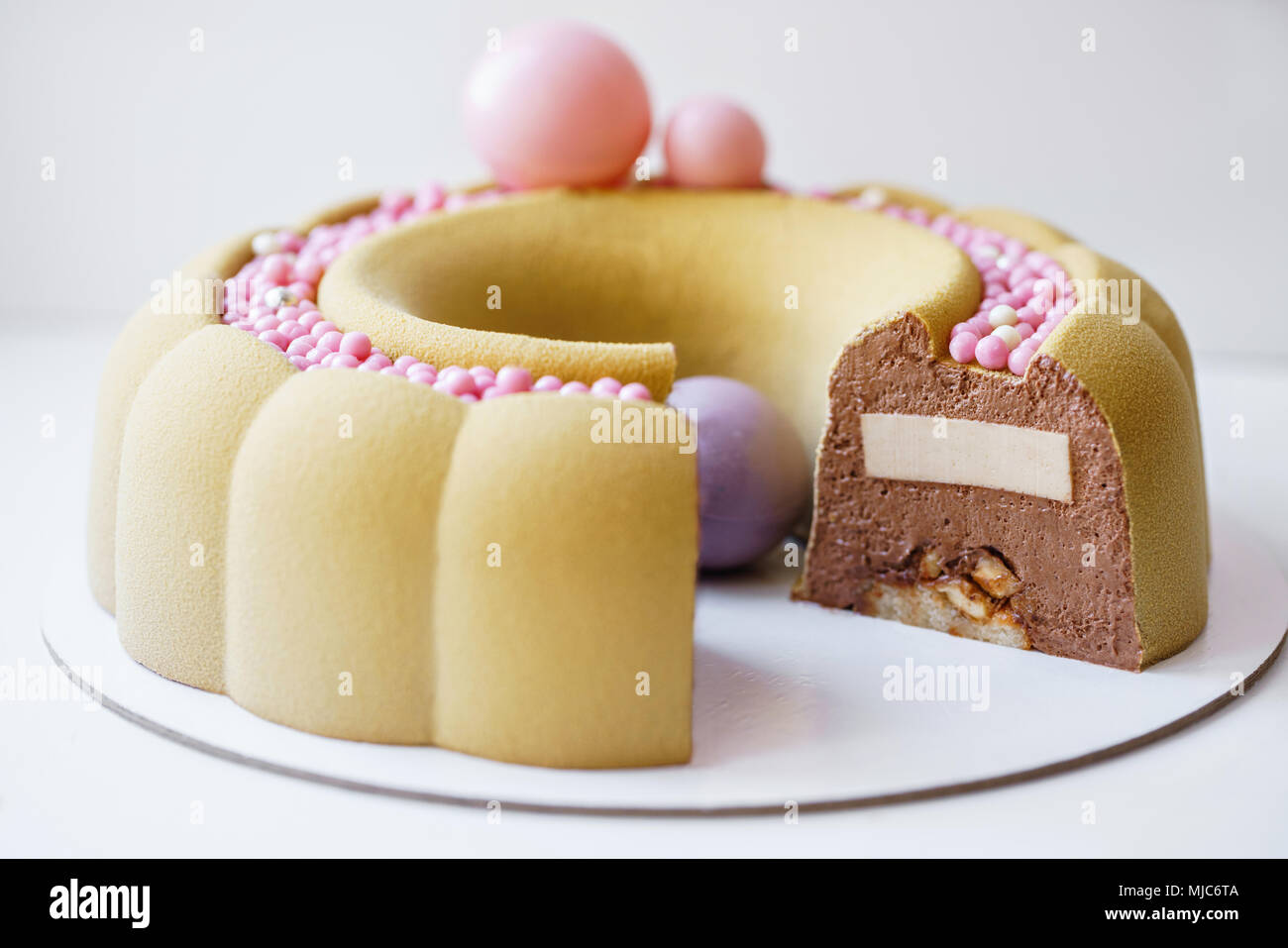 Tour De Luxe Avec Dessert Chocolat Rose Gateau D Anniversaire Mousse Jaune Multicolore Doux Avec Des Boules De Sucre Petites Boules Photo Stock Alamy Tour De Luxe Avec Dessert Chocolat Rose Gateau D Anniversaire Mousse Jaune Multicolore Doux Avec Des Boules De Sucre Petites Boules Photo Stock Alamy