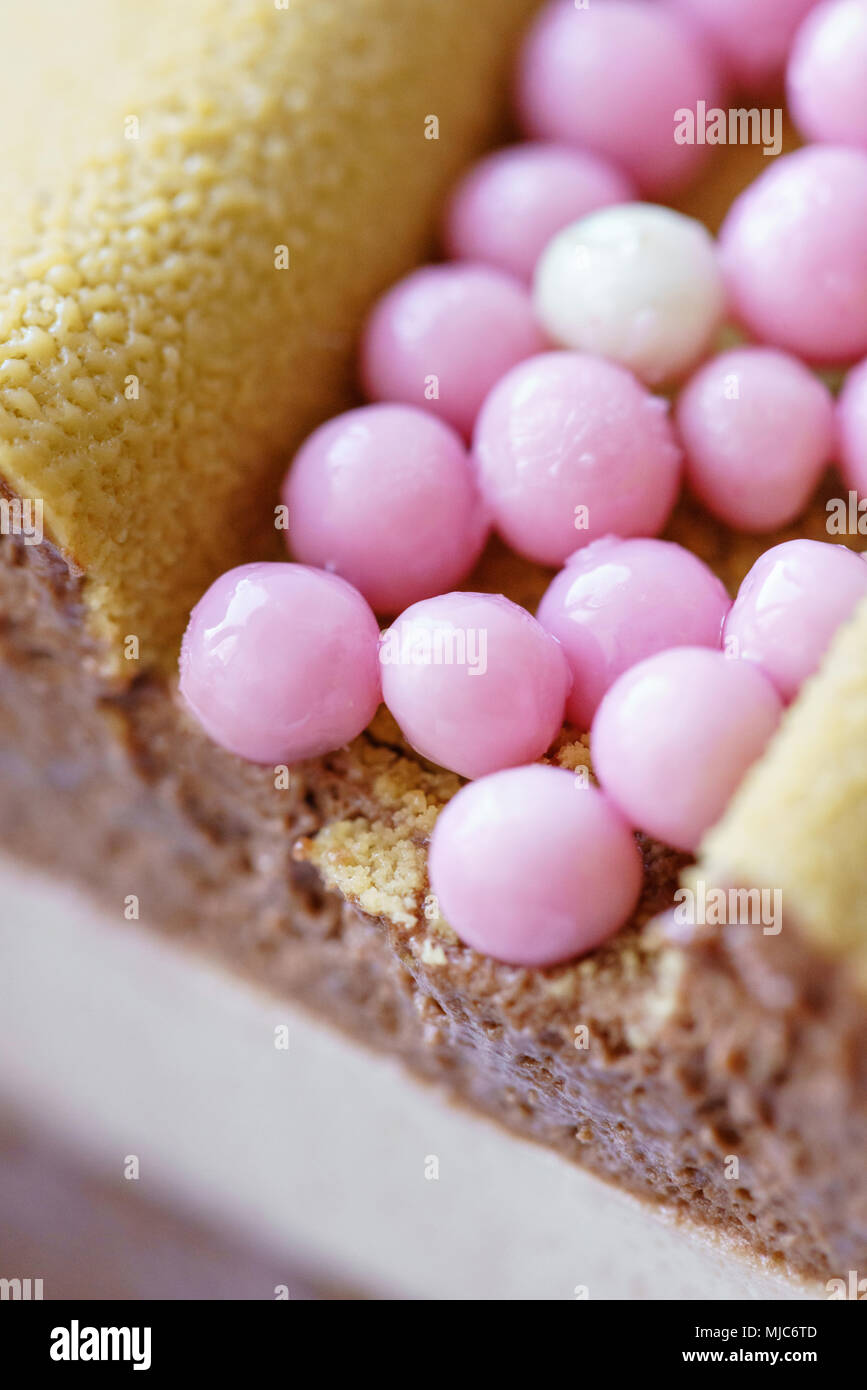 Tour De Luxe Avec Dessert Chocolat Rose Gateau D Anniversaire Mousse Jaune Multicolore Doux Avec Des Boules De Sucre Petites Boules Photo Stock Alamy Tour De Luxe Avec Dessert Chocolat Rose Gateau D Anniversaire Mousse Jaune Multicolore Doux Avec Des Boules De Sucre Petites Boules Photo Stock Alamy