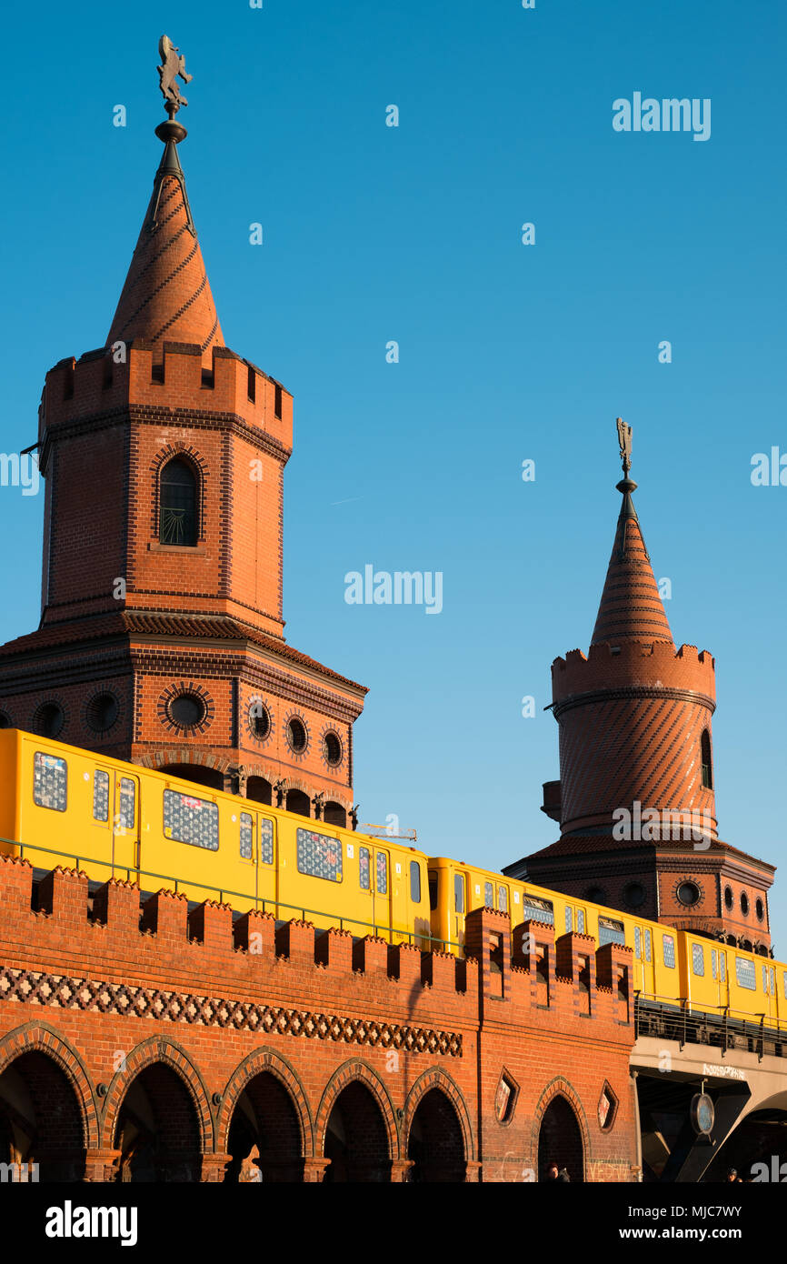 Berlin Oberbaum Bridge et le métro train - Oberbaumbruecke, Berlin Kreuzberg Banque D'Images
