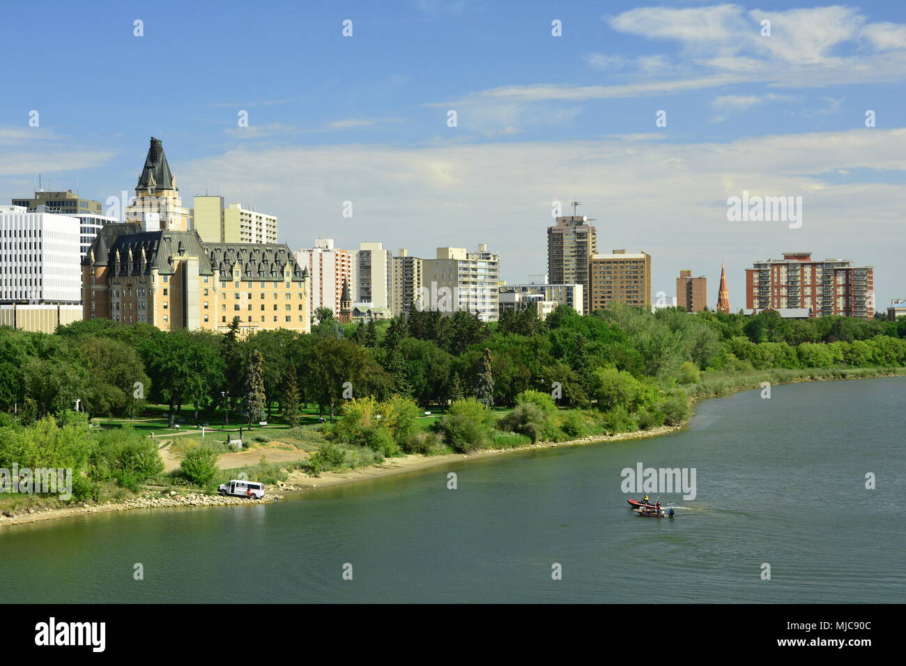 La ville de Saskatoon et de la rivière Saskatchewan Sud qui passe par elle. Banque D'Images