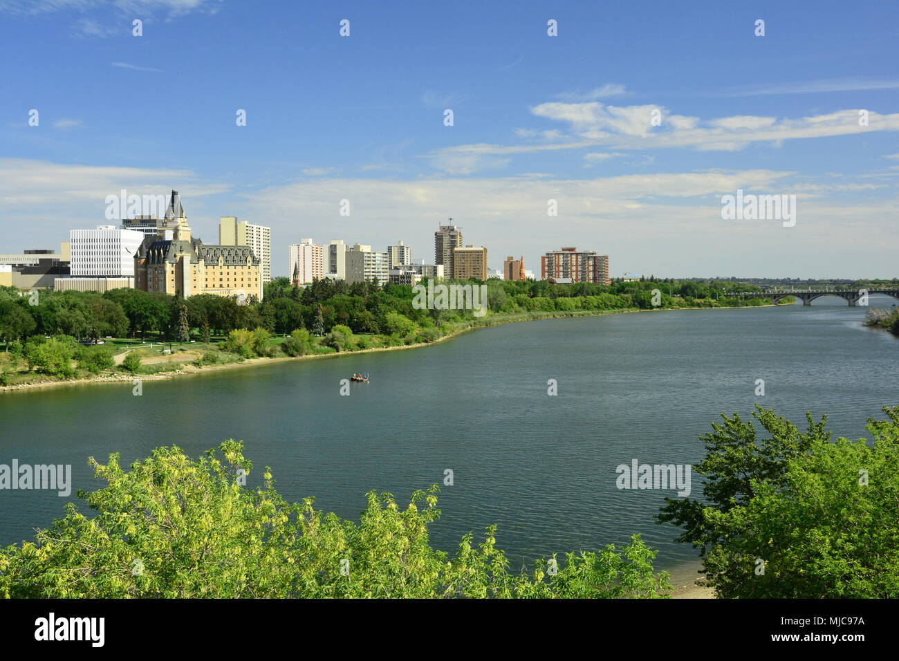 La ville de Saskatoon et de la rivière Saskatchewan Sud qui passe par elle. Banque D'Images