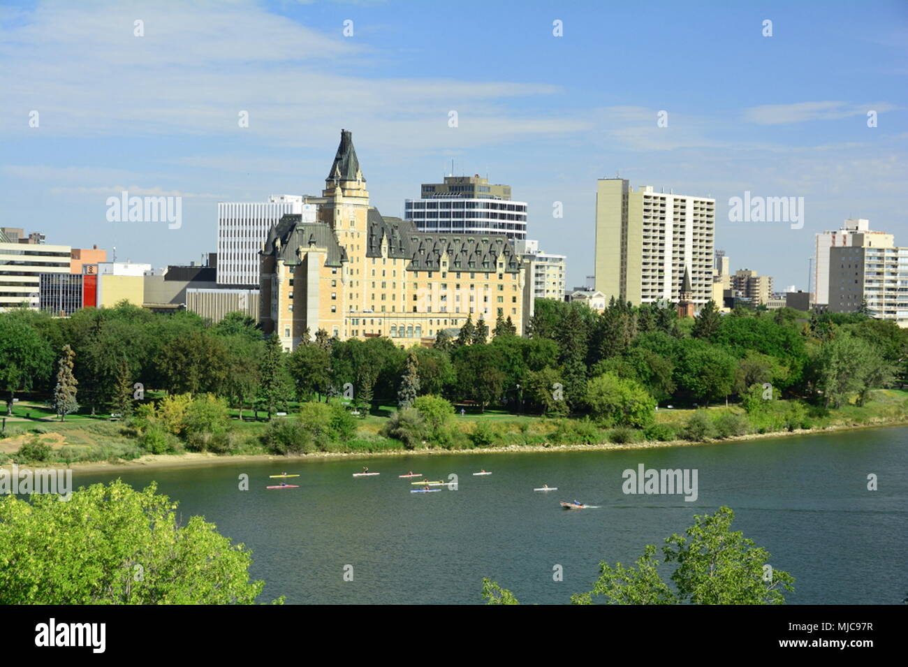 La ville de Saskatoon et de la rivière Saskatchewan Sud qui passe par elle. Banque D'Images